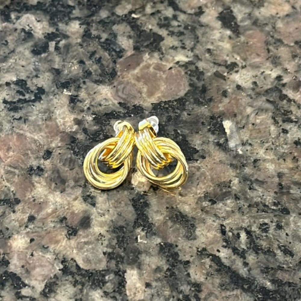 The Bryce mini classy gold chunky ribbed crossed rings stud earrings - Picture 4 of 5